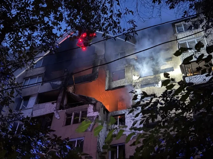 Нічна пожежа в пошкодженому житловому будинку Одеси з димом і полумям